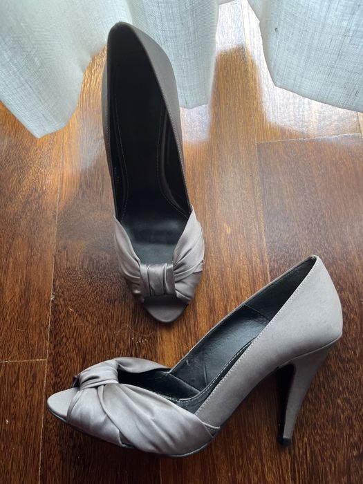 Sapatos altos cinzentos