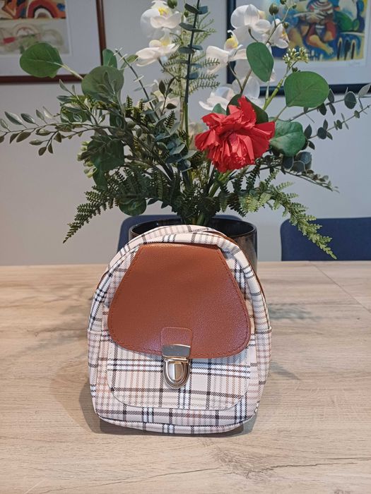 Mochila em Pele Sintética com Alças de Ombro Ajustáveis