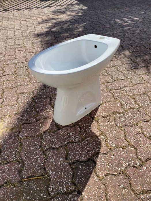 Bidé branco antigo