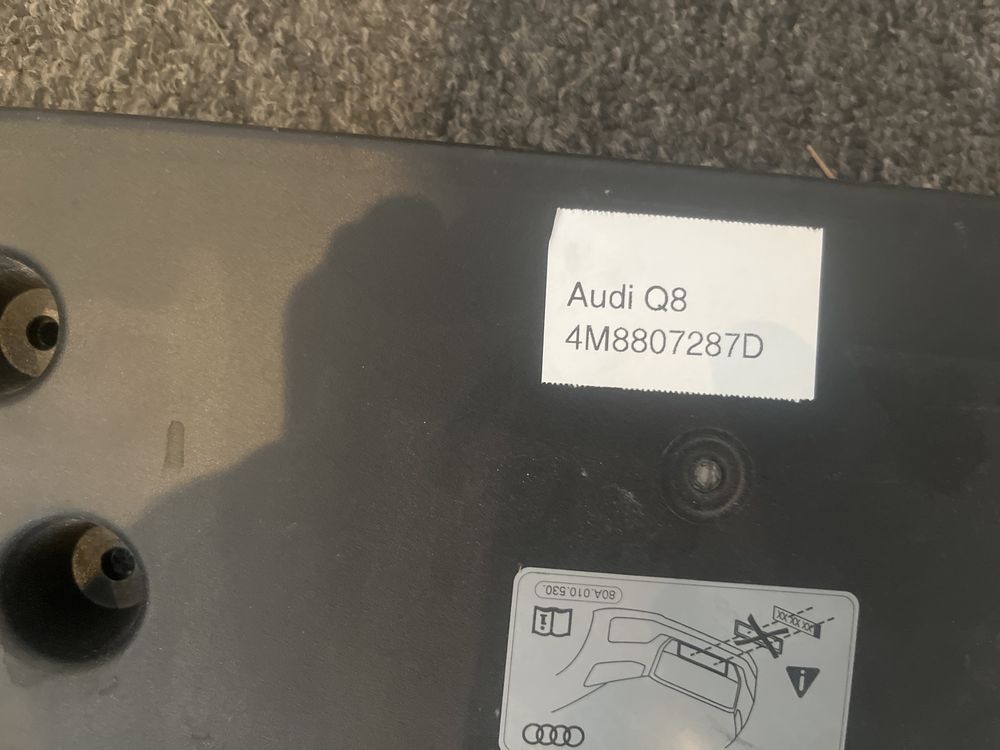Audi Q8 4M8 Podstawka pod tablice rejestracyjna Audi OE 807287D