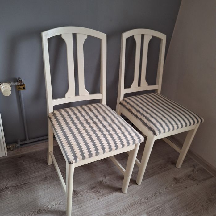 Dwa krzesła drewniane białe