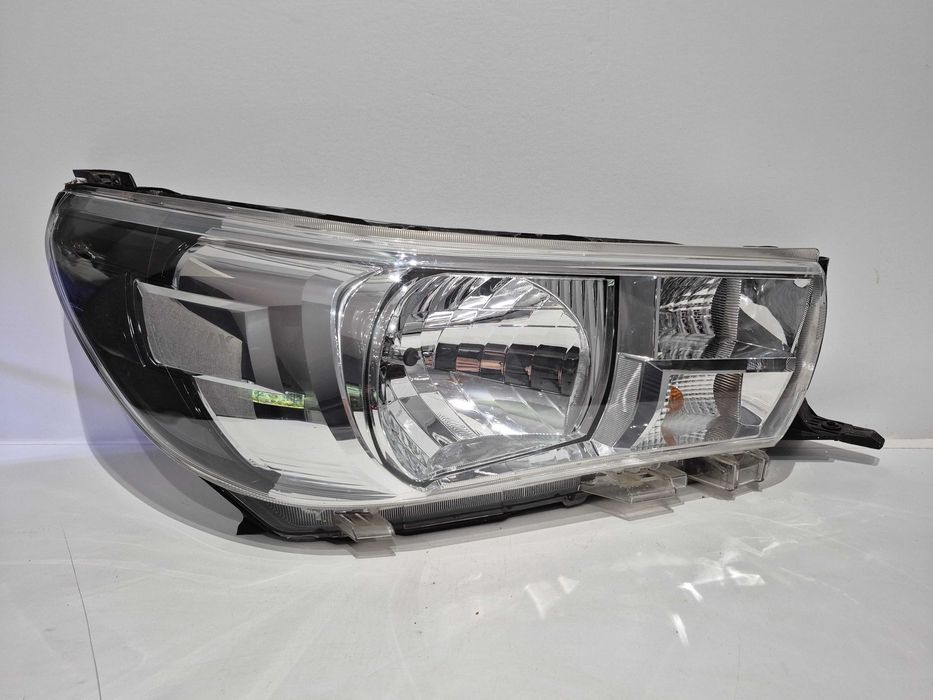 Toyota Hilux VIII 15-20 Lampa reflektor prawy przód Europa oryginalny
