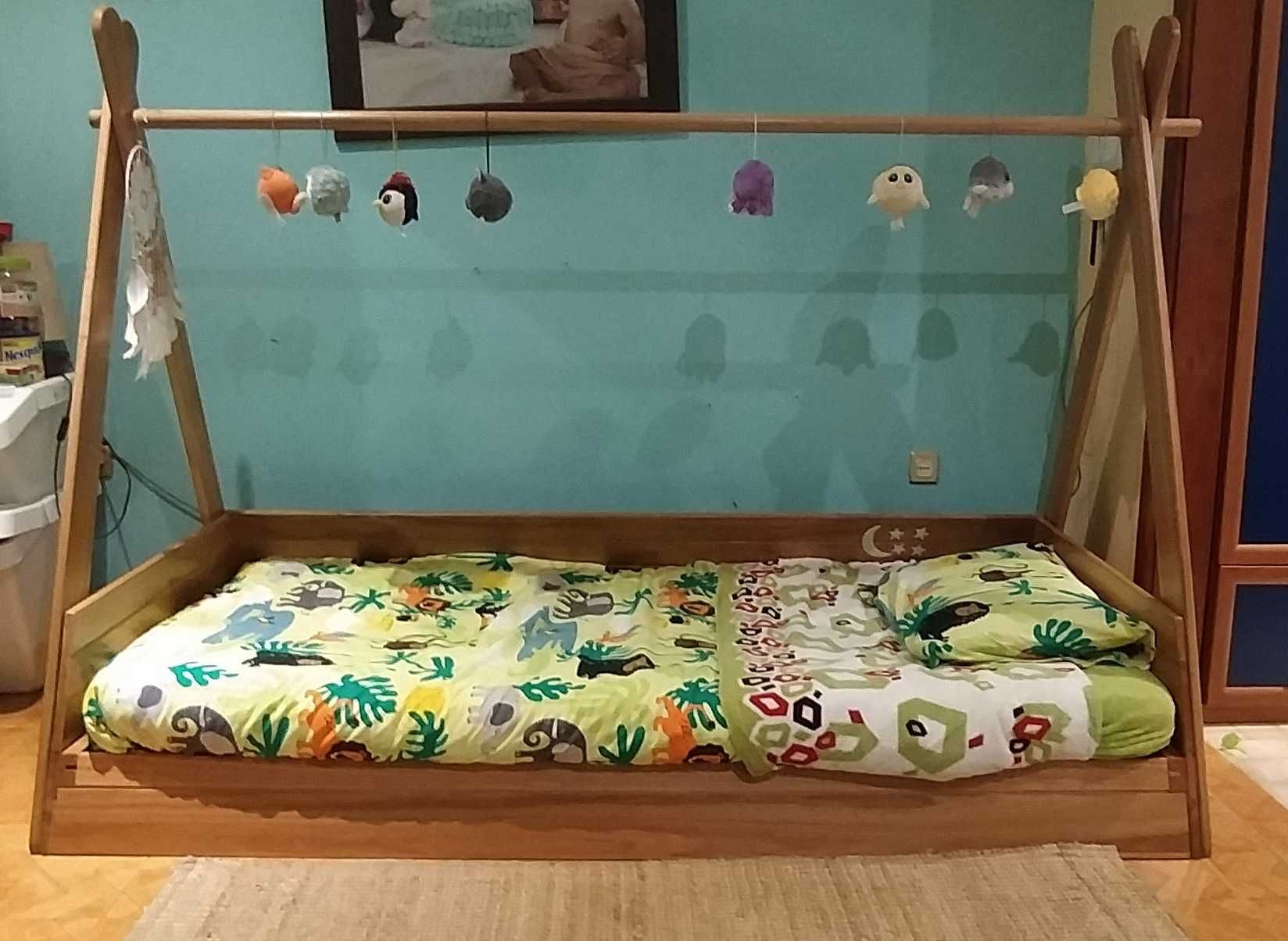 Cama estilo montessori em madeira maciça