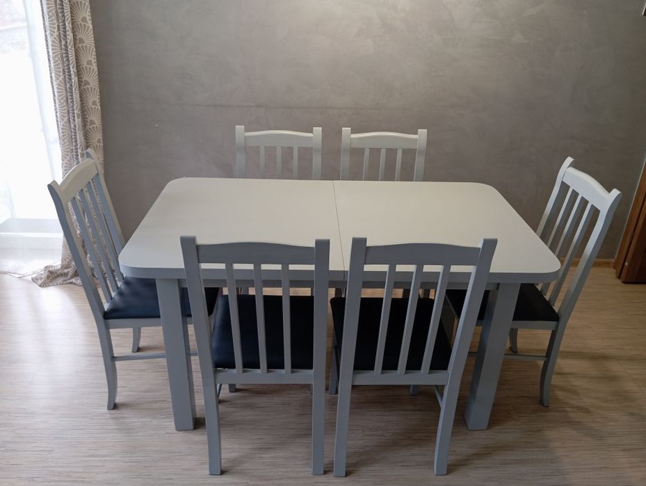 Stół z sześcioma krzesłami