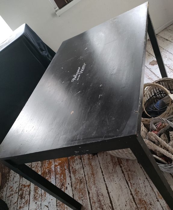 Drewniany stół Ikea do renowacji