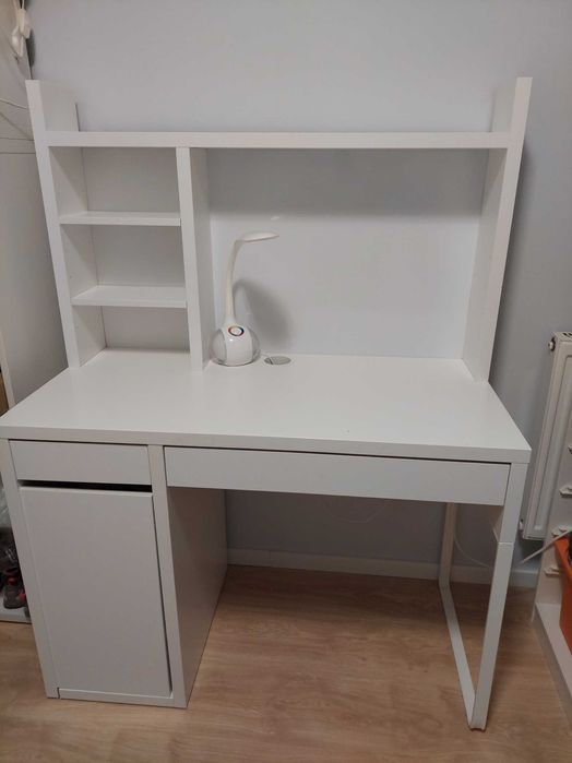 Biurko IKEA MICKE z nadstawką z tablicą magnetyczną i lampą led