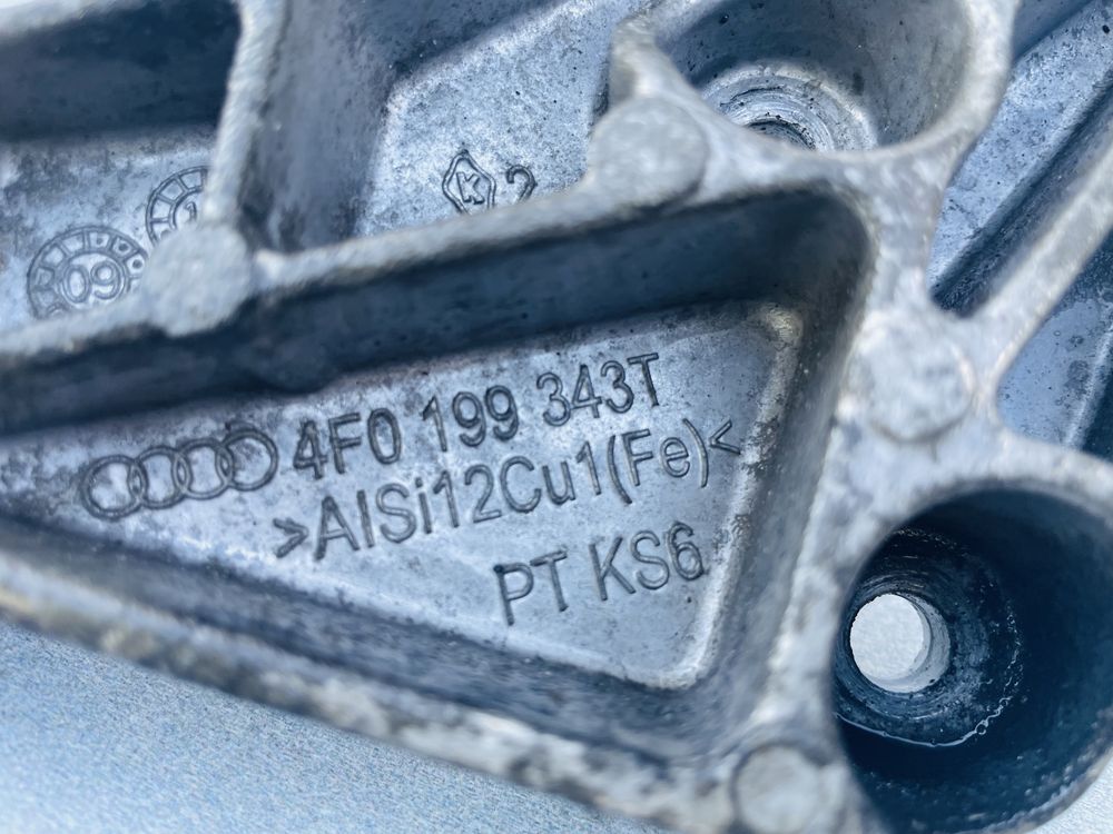 Кронштейн Подушки Двигуна Audi A6 C6 A4 B8 2.0 TDI Розборка Ауді