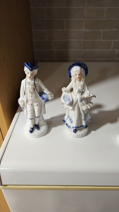 Imagens em porcelana com trajes do sec.XVIII.