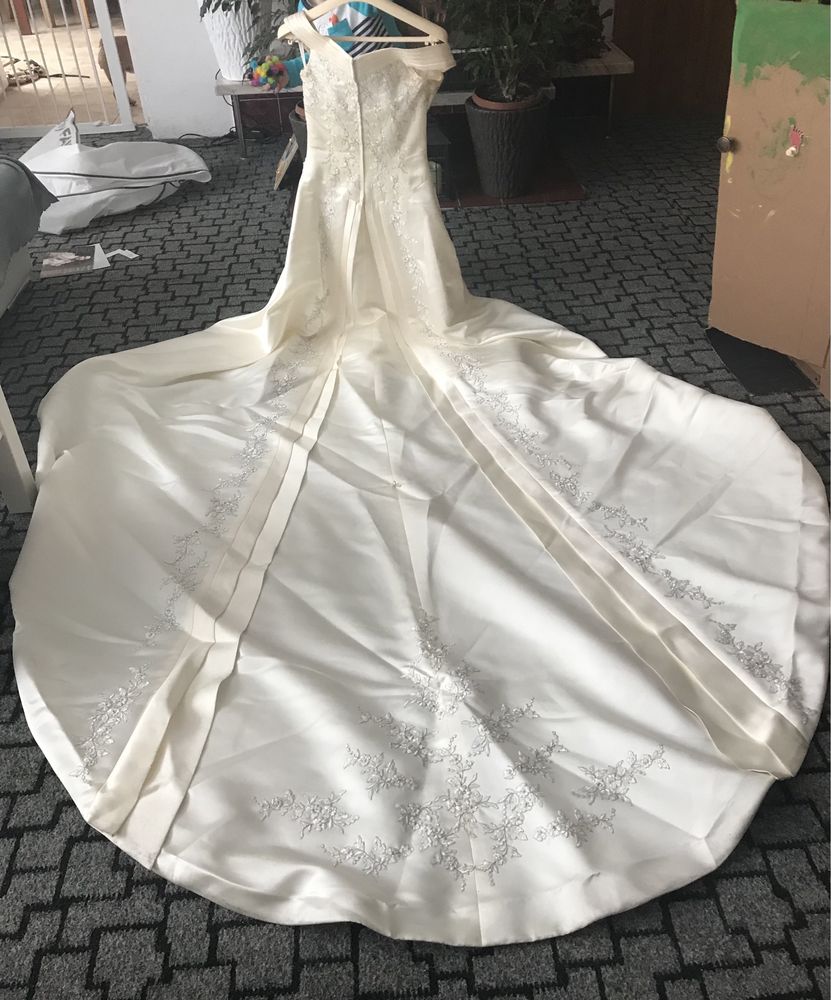 Hiszpańska szczęśliwa suknia ślubna