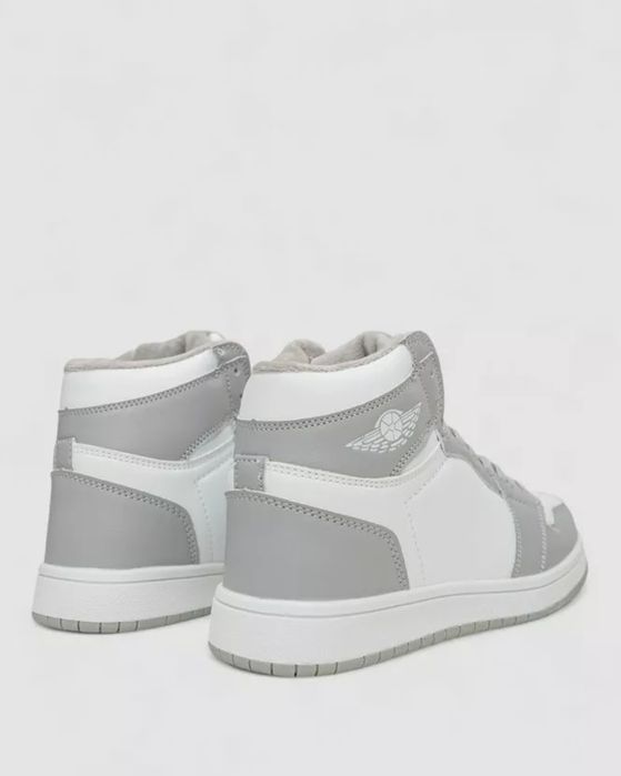 Кросівки жіночі зимові на хутрі, колір біло-сірий