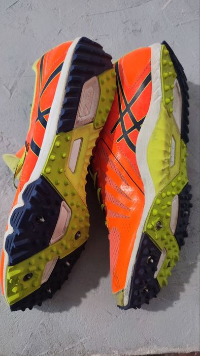 Продам шиповки в гарному стані