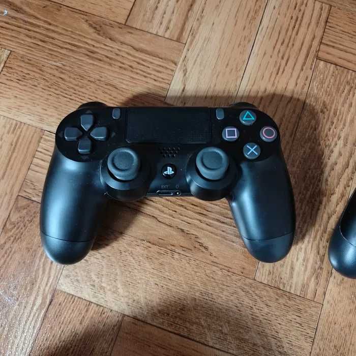 PS4 PRO 1TB como nova C/ 2 Comandos + STAND C/ VENTOINHA + 11 JOGOS