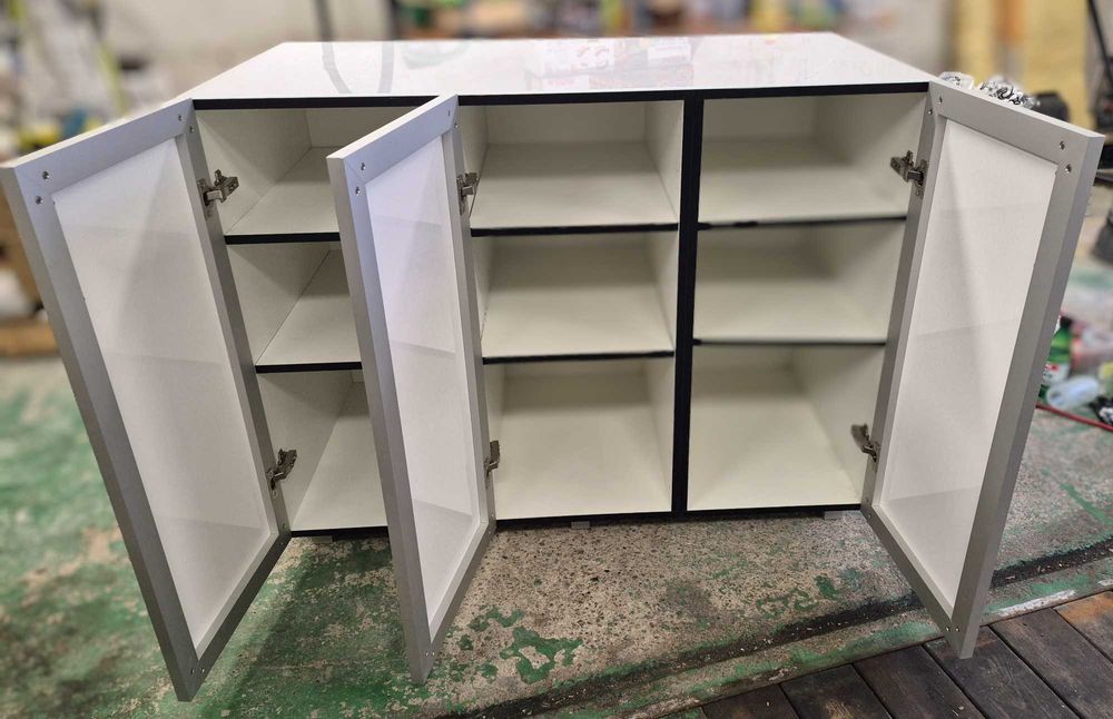 Szafka z aluminiowymi frontami