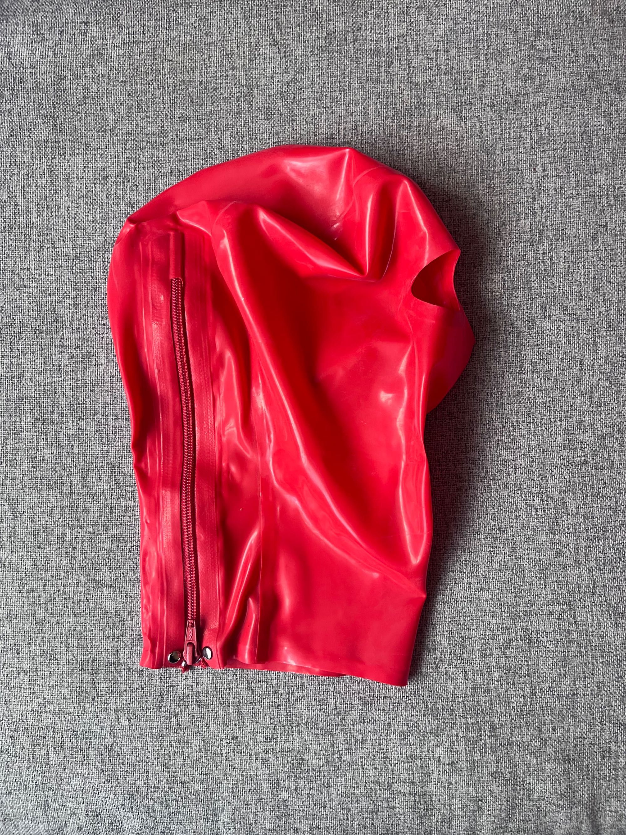 877/ODRĘKI S czerwona maska latex lateks 0.4 mm zamek Foto Sesja Teatr