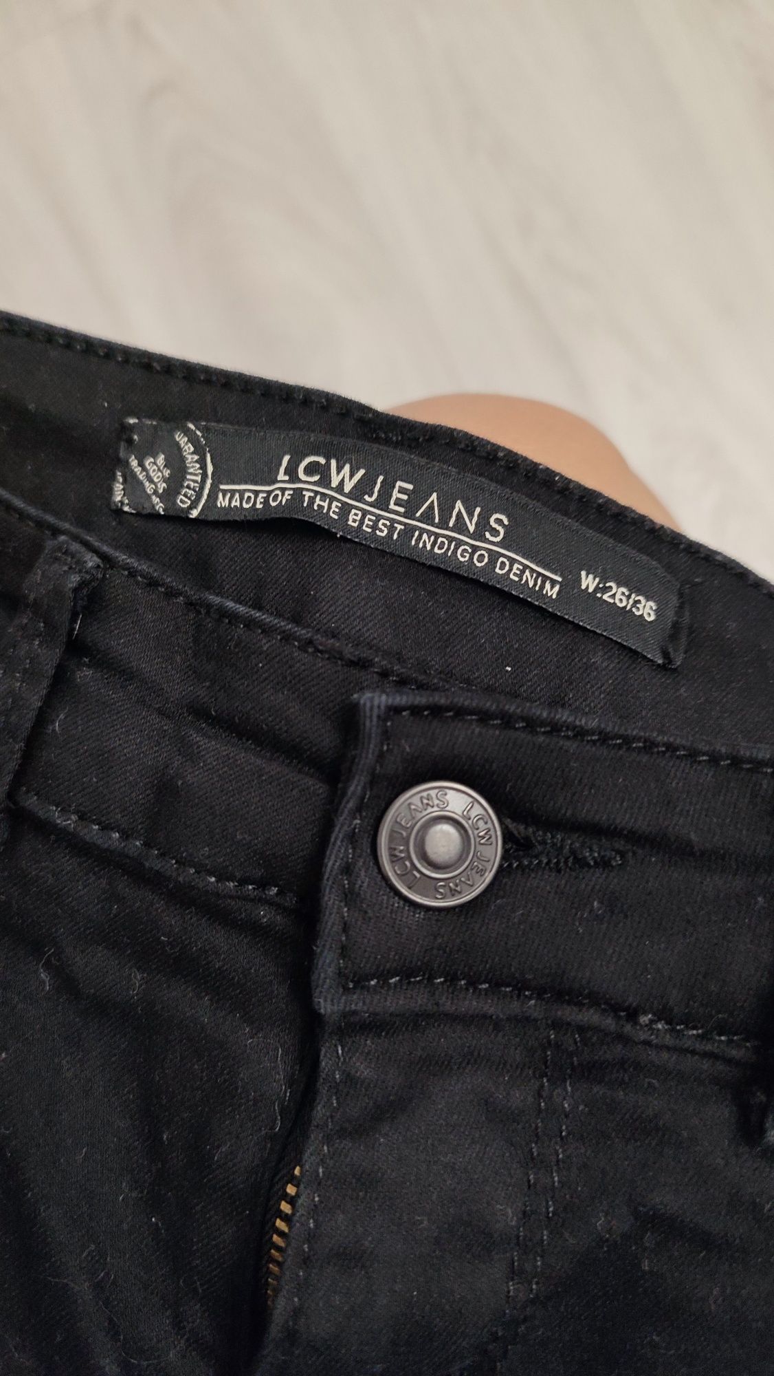 Czarne spodnie jeansowe dżinsy rurki skinny