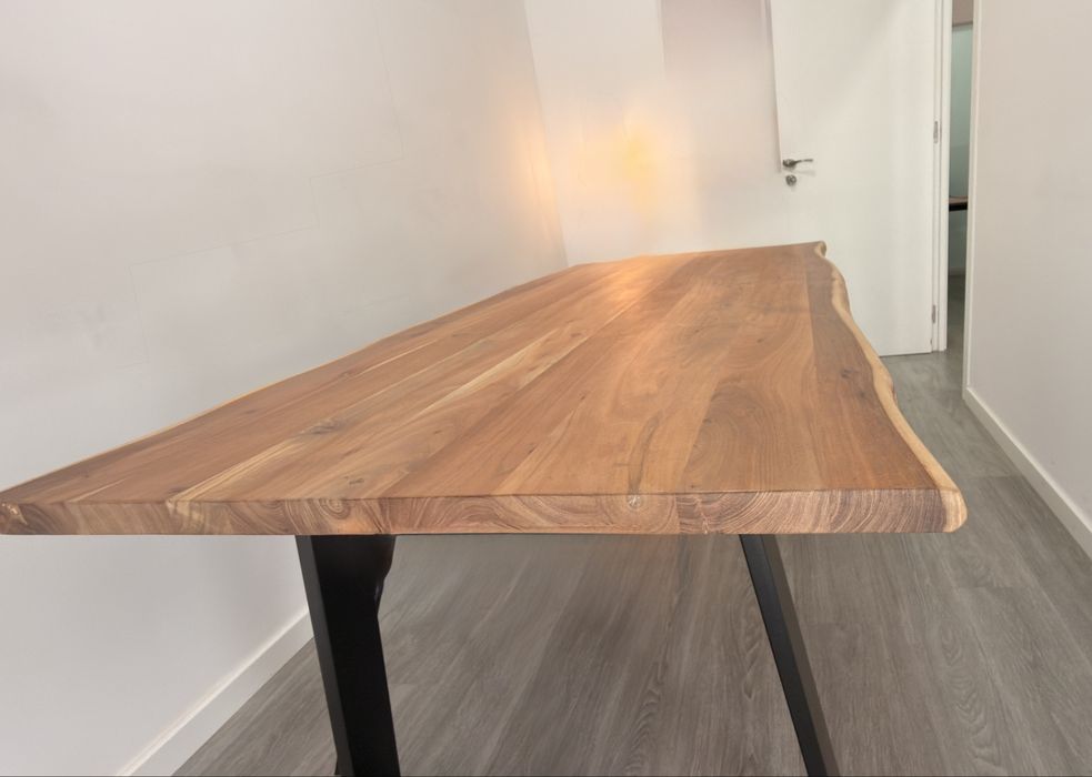 Mesa de jantar em Madeira Maciça da Kave