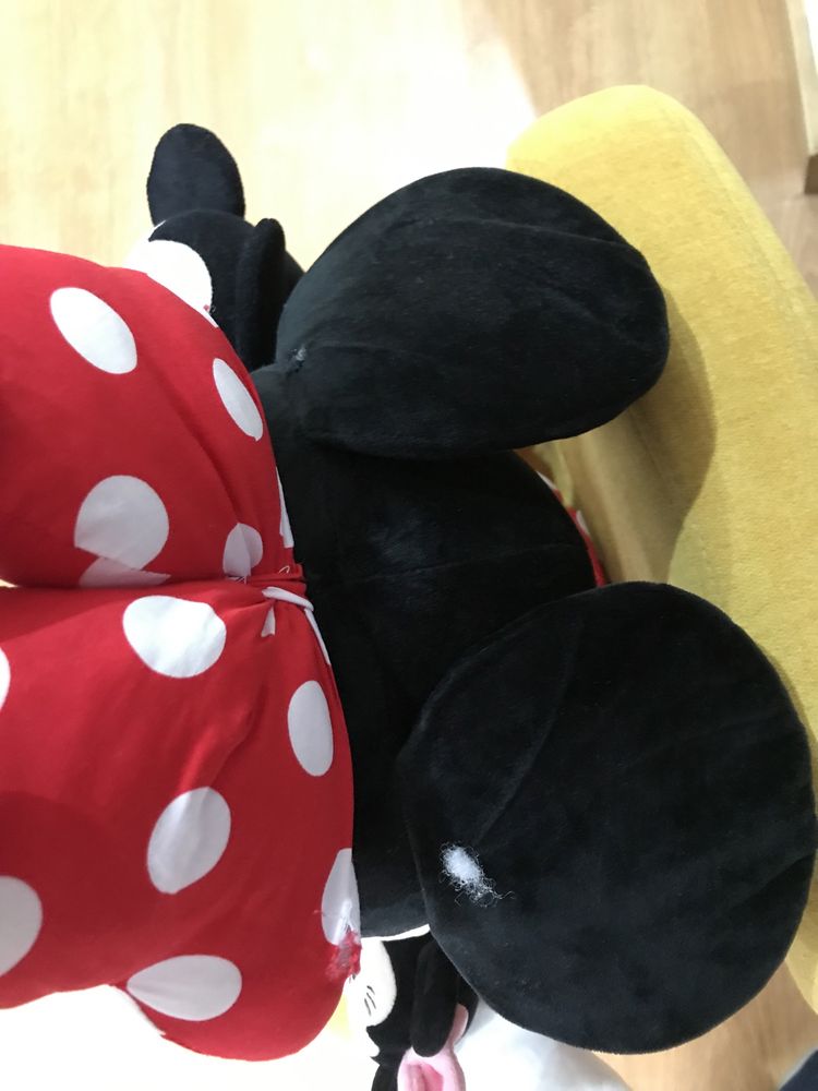 Vendo sofa crianca, duas Minnie’s e um Mickey peluches