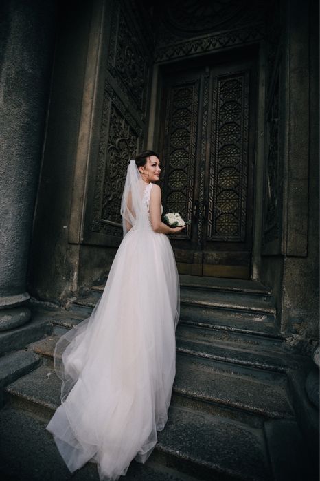 Весільна сукня зі шлейфом