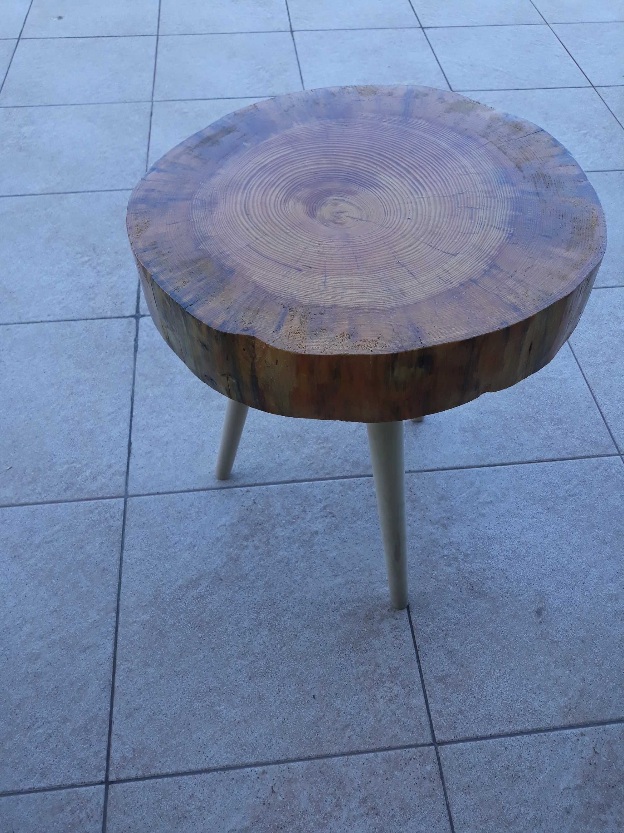 Stolik kawowy z plastra drzewa na drewnianych nogach