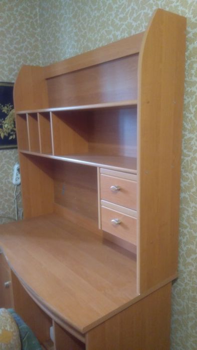 Стол письменный с полками