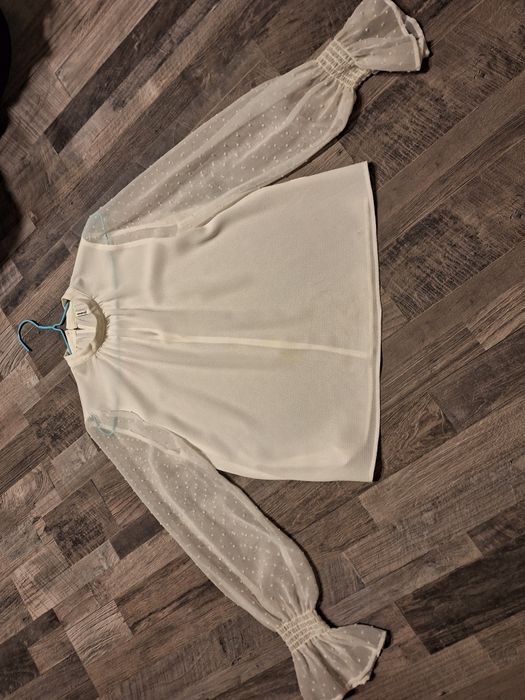 Biala bluzka Stradivarius.