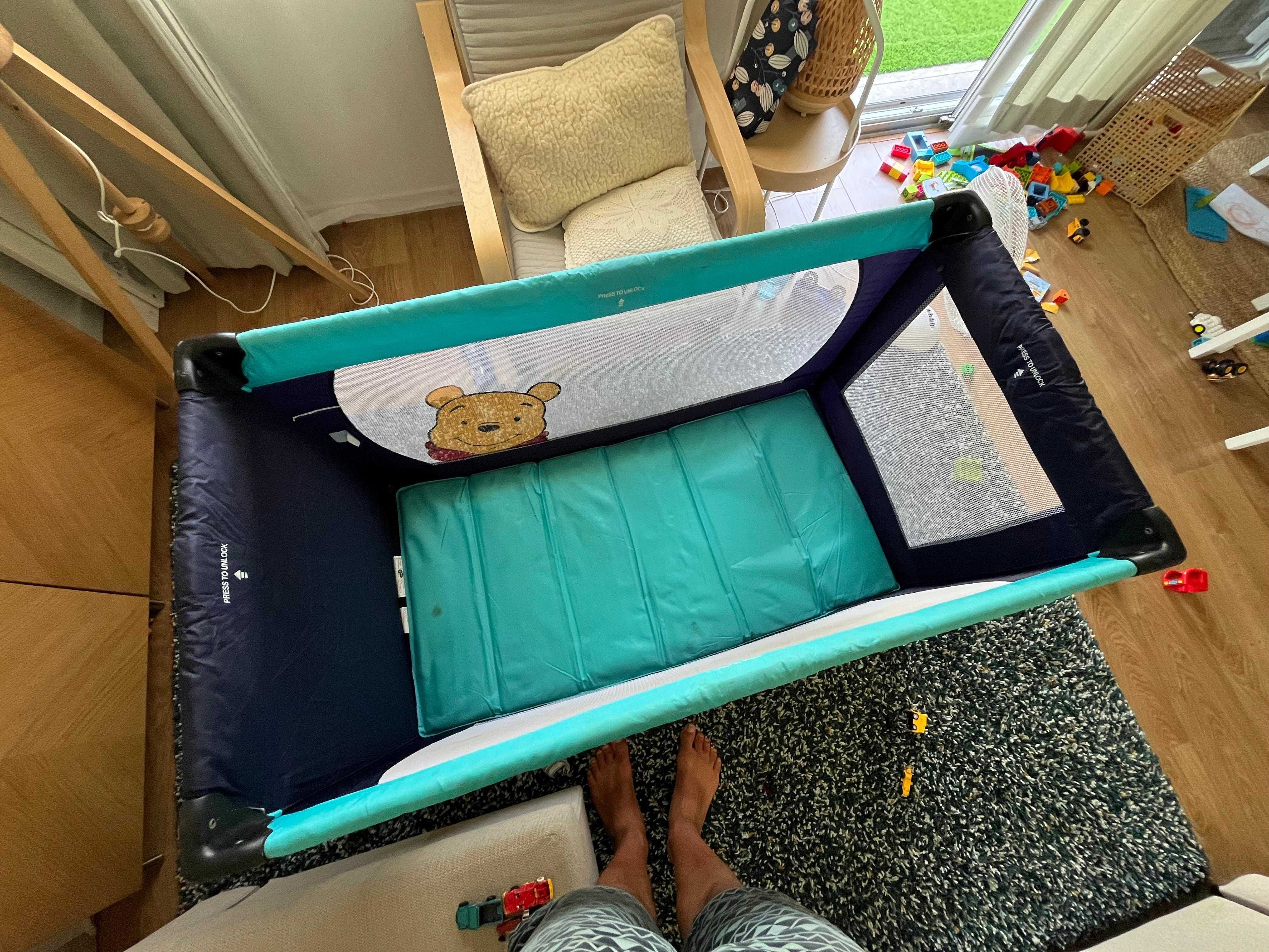 berço de viagem para criança pequena