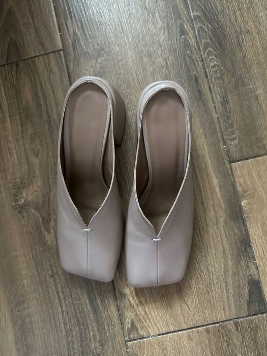 Шкіряні шльопанці на каблуку 37 розміру