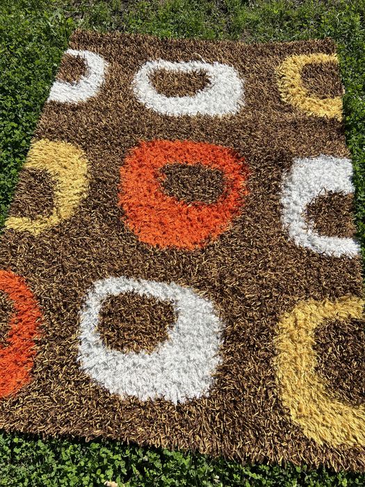 Килим з довгим ворсом