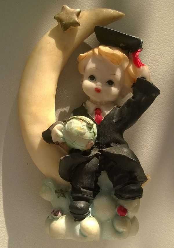 Figurka Chłopczyk student na księżycu z globusem w ręce 10cm