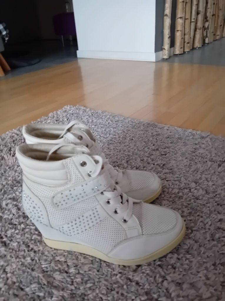 Buty damskie białe sneakersy na koturnie