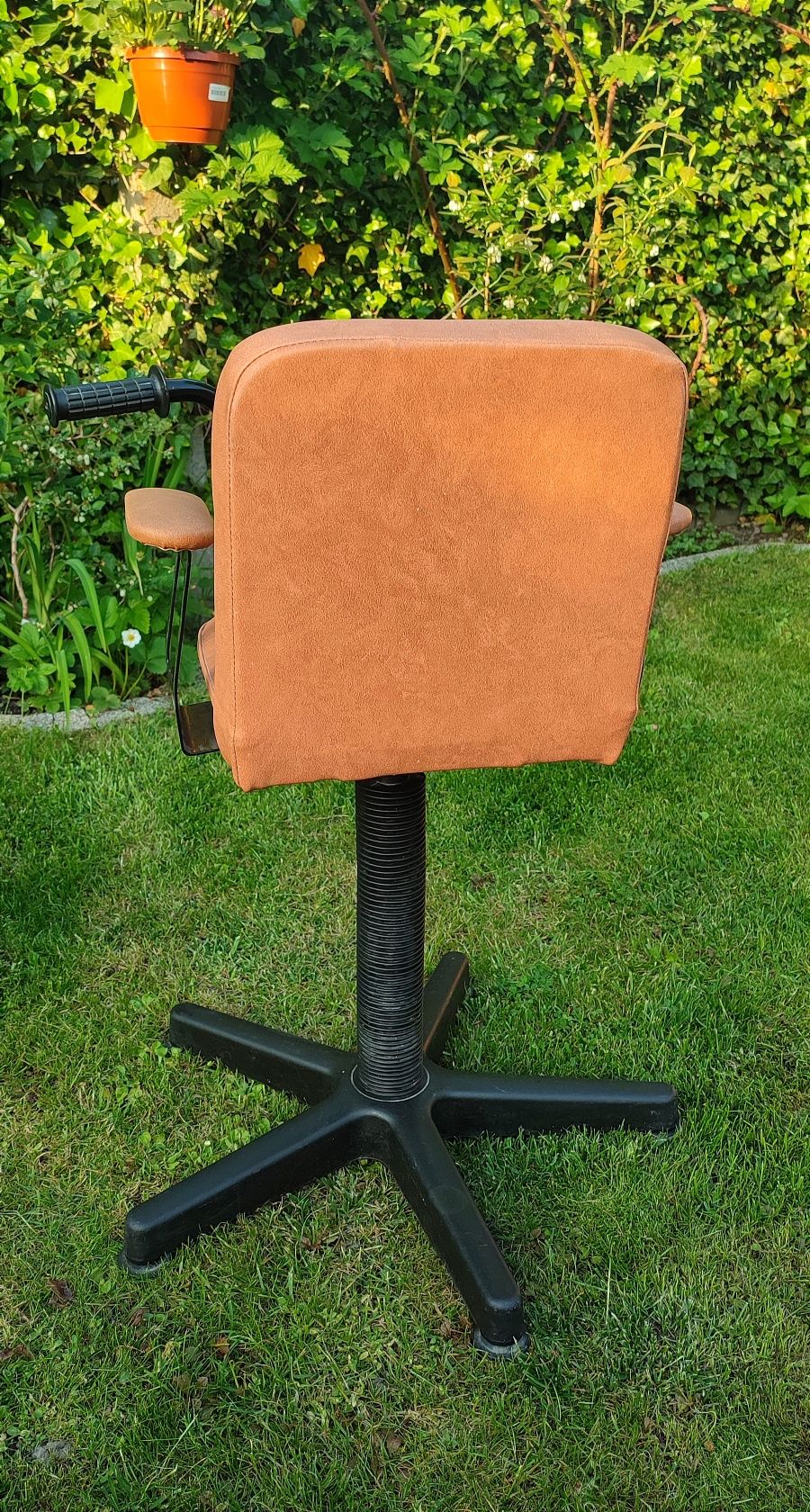 Krzesełko dla młodego klienta,fotel fryzjerski dla dziecka z kierownic