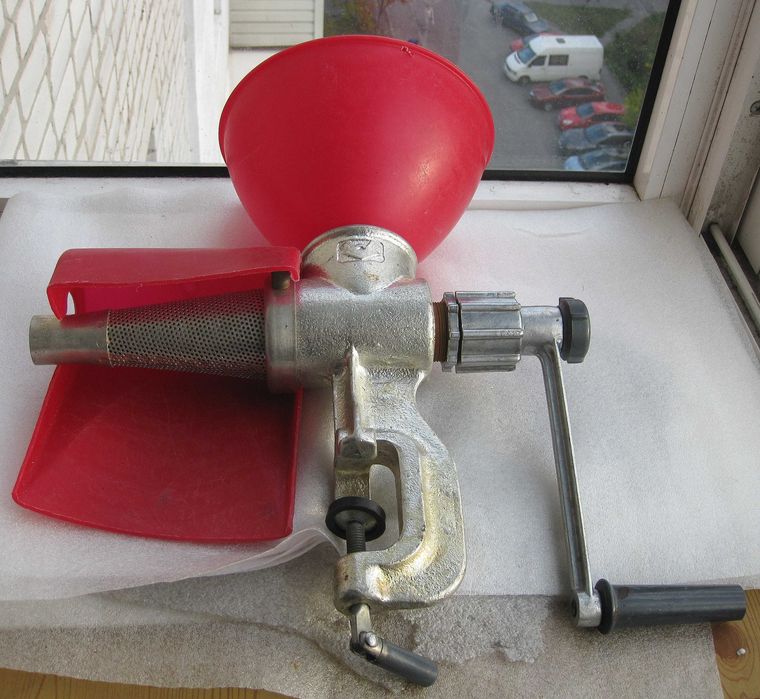 Соковыжималка, соковитискач ручний чавунний Мотор Січ СБЧ-1