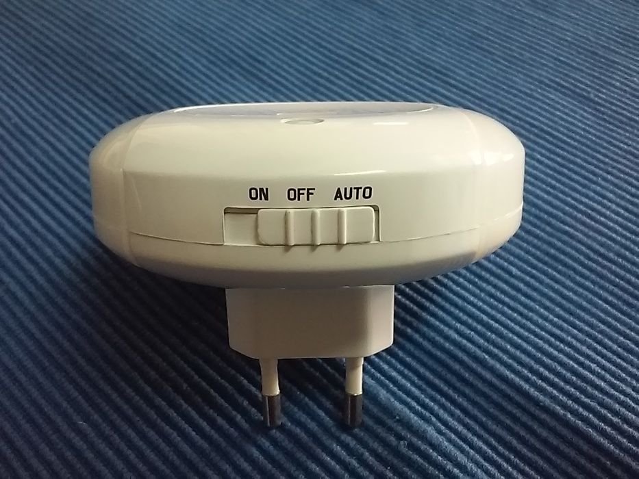 Carregador USB com luz de presença e 3 opções off, on, auto