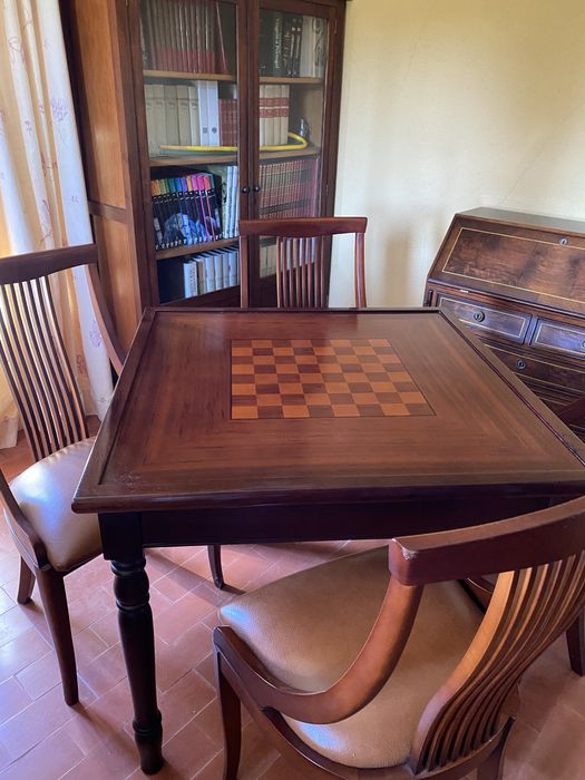 Mesa de jogos como nova com 4 cadeiras