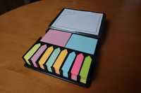 Kolorowe karteczki z zakładkami indeksującymi w eleganckim pudełku