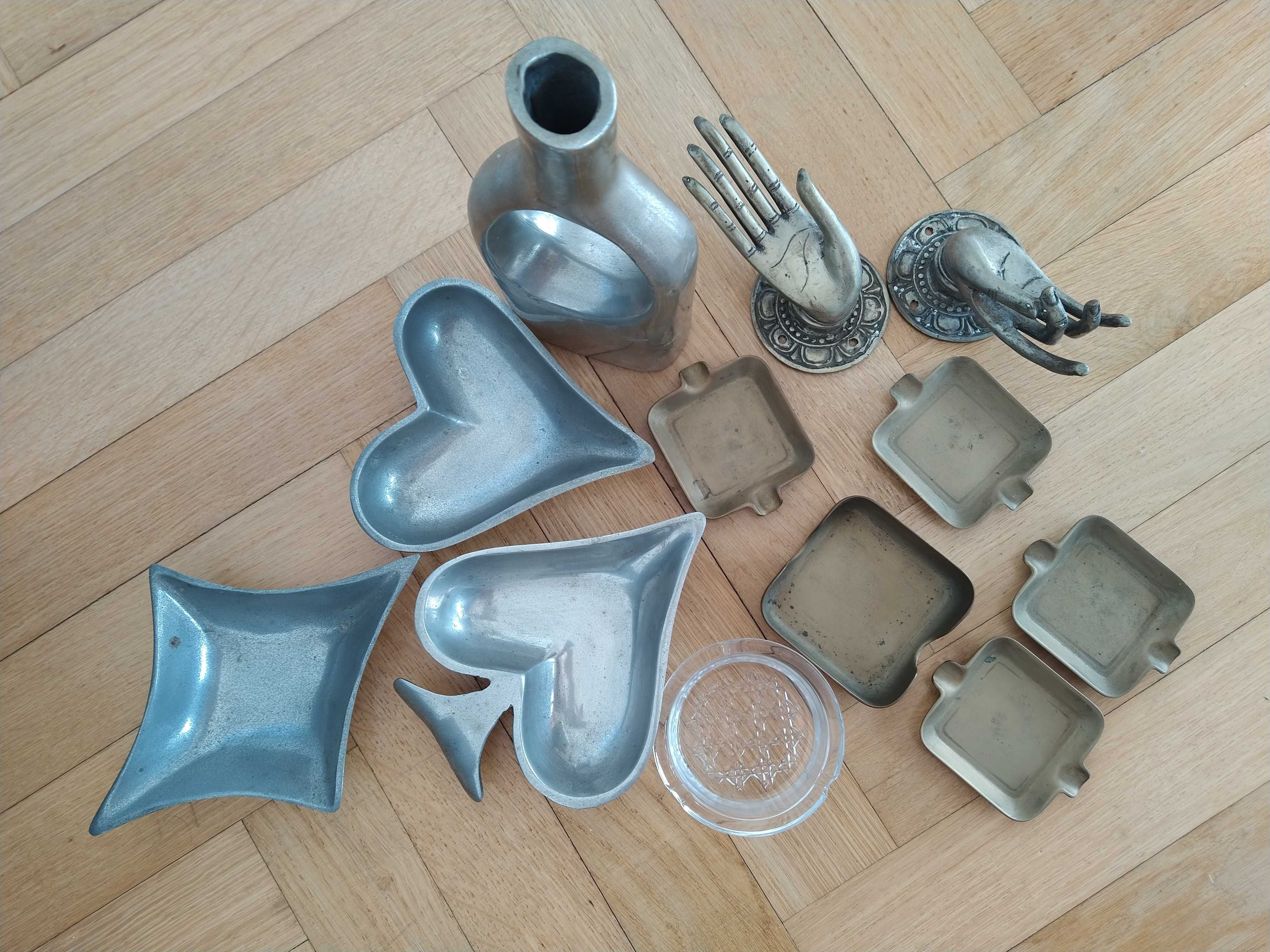 Conjunto de utensílios em estanho, bronze, vidro e metal