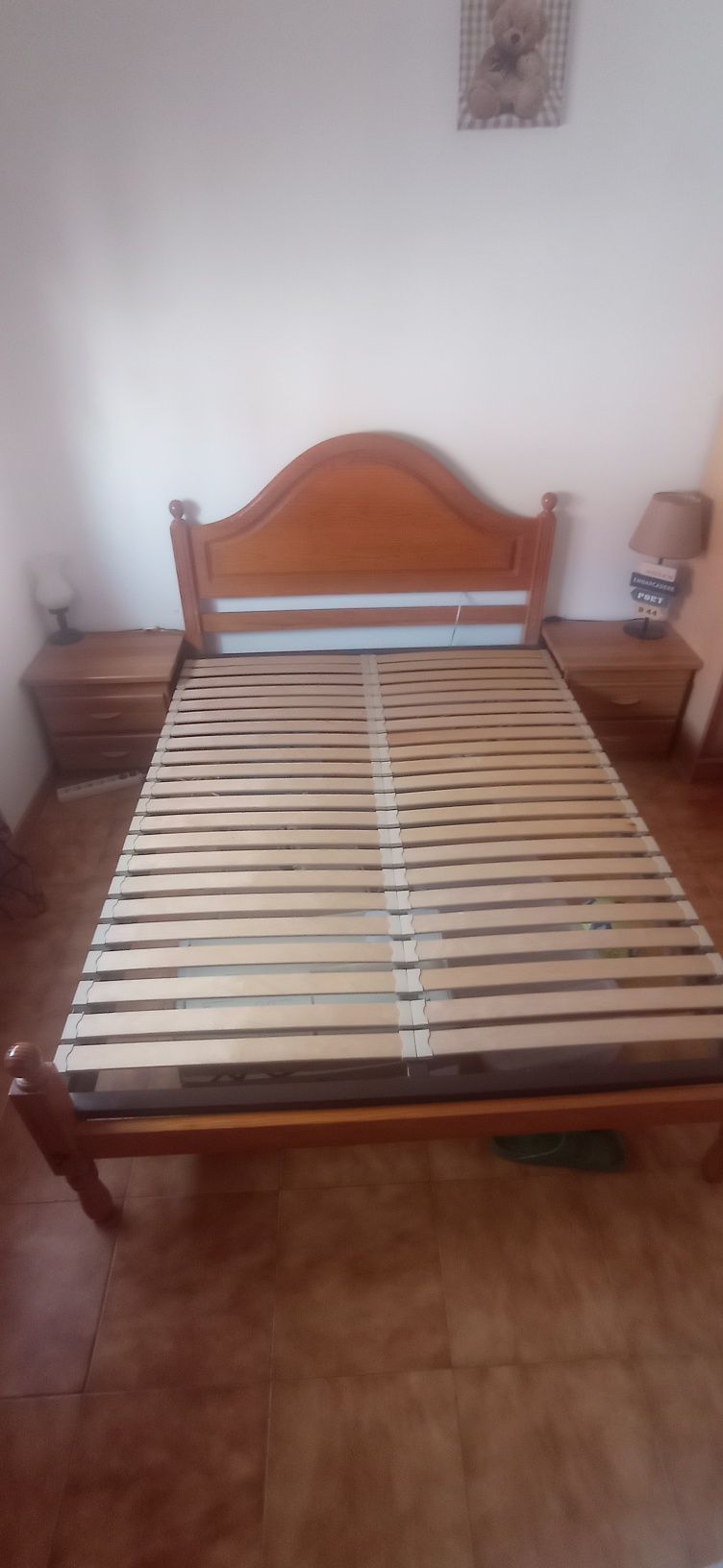 Cama de casal, com duas mesas de cabeceira