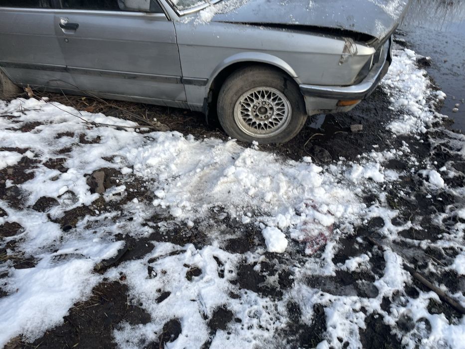 Двери bmw e28 з картами в хорошому стані