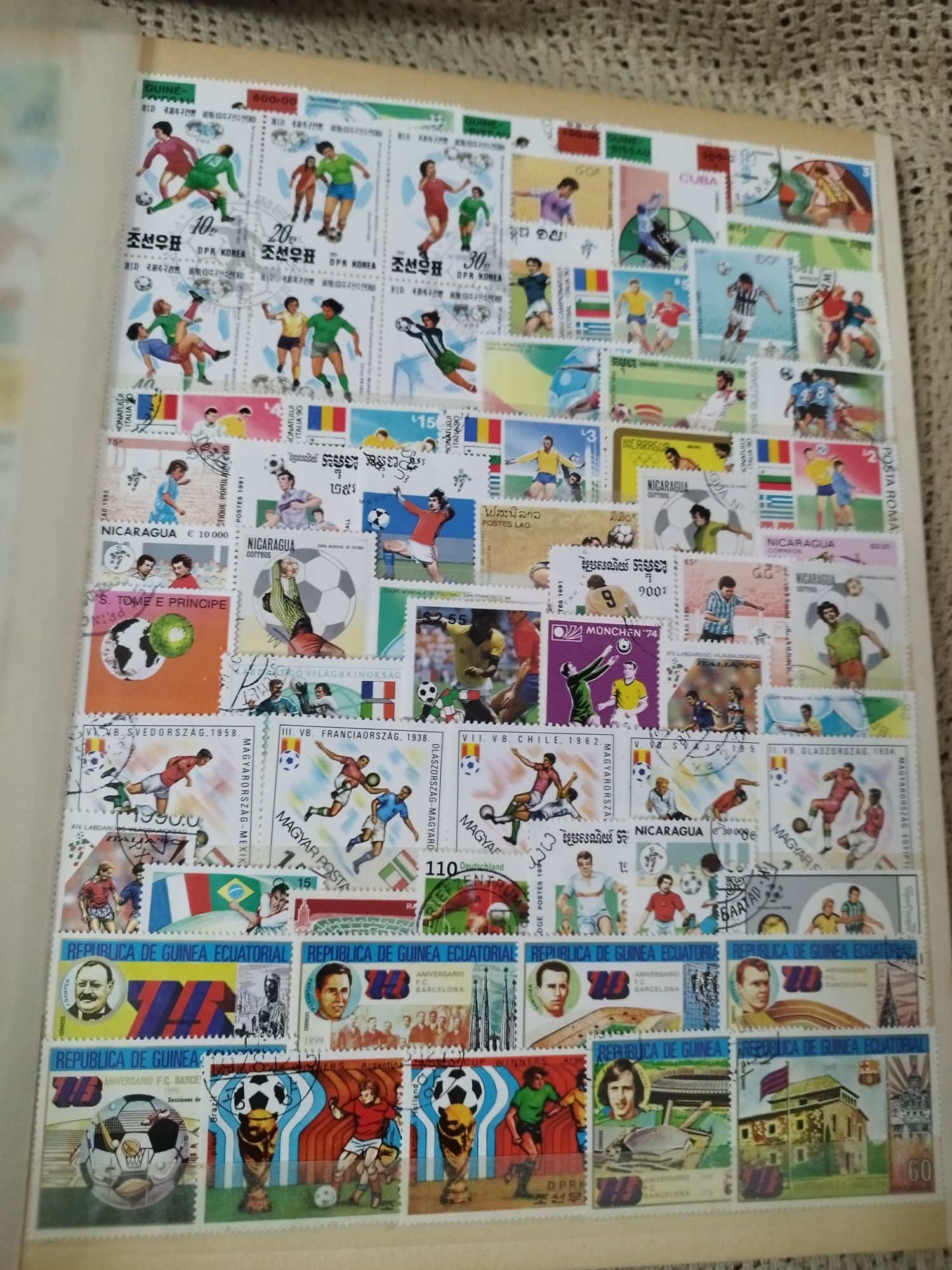 Classificador com 300 selos diferentes temática desporto