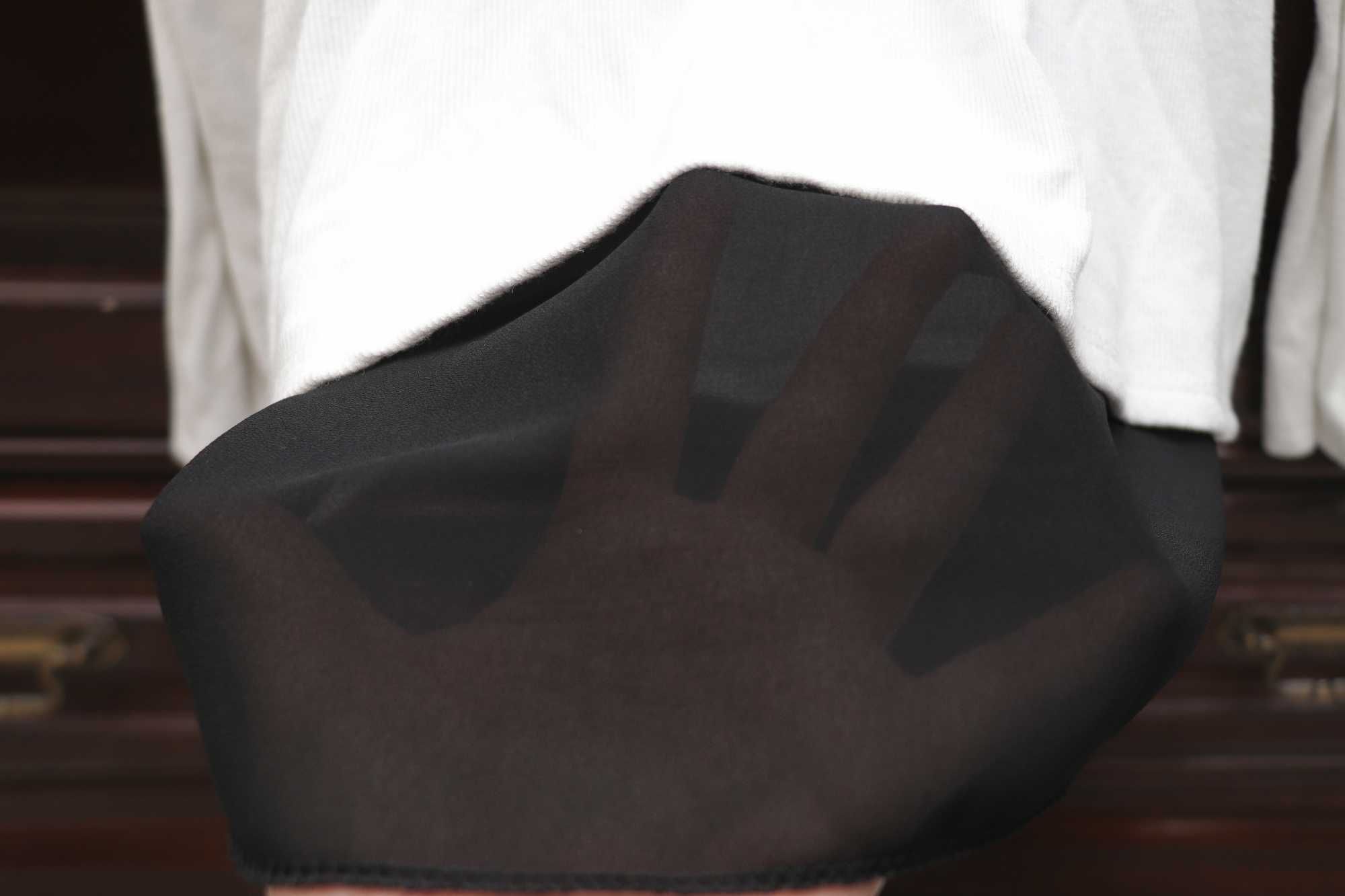 camisola branca com pormenor preto