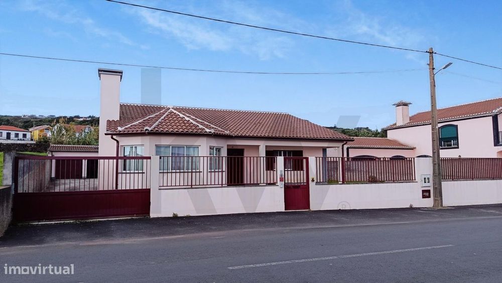 Moradia T3 com garagem e piscina - Porto Judeu