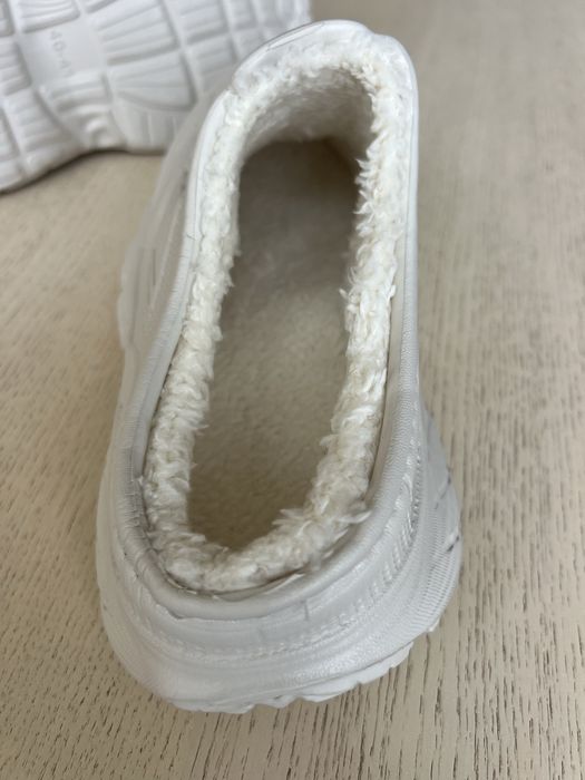 Нові гумові кросівки