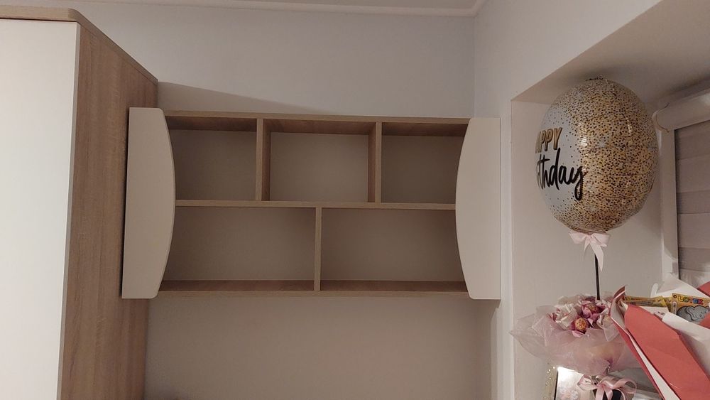 Zestaw mebli w kolorze biało, turkusowym oraz dąb sonona.