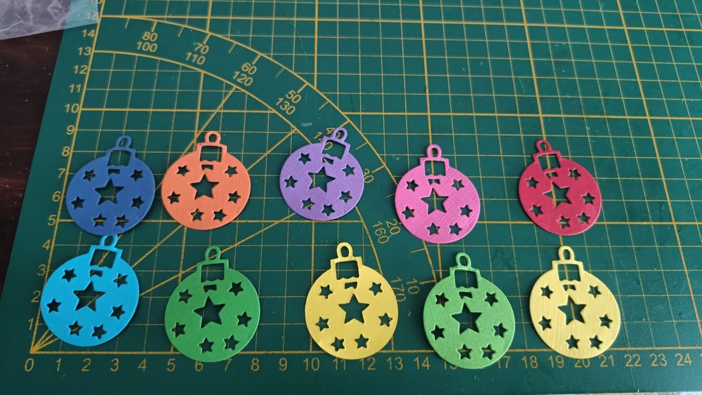 Scrabki kolorowe bombki.