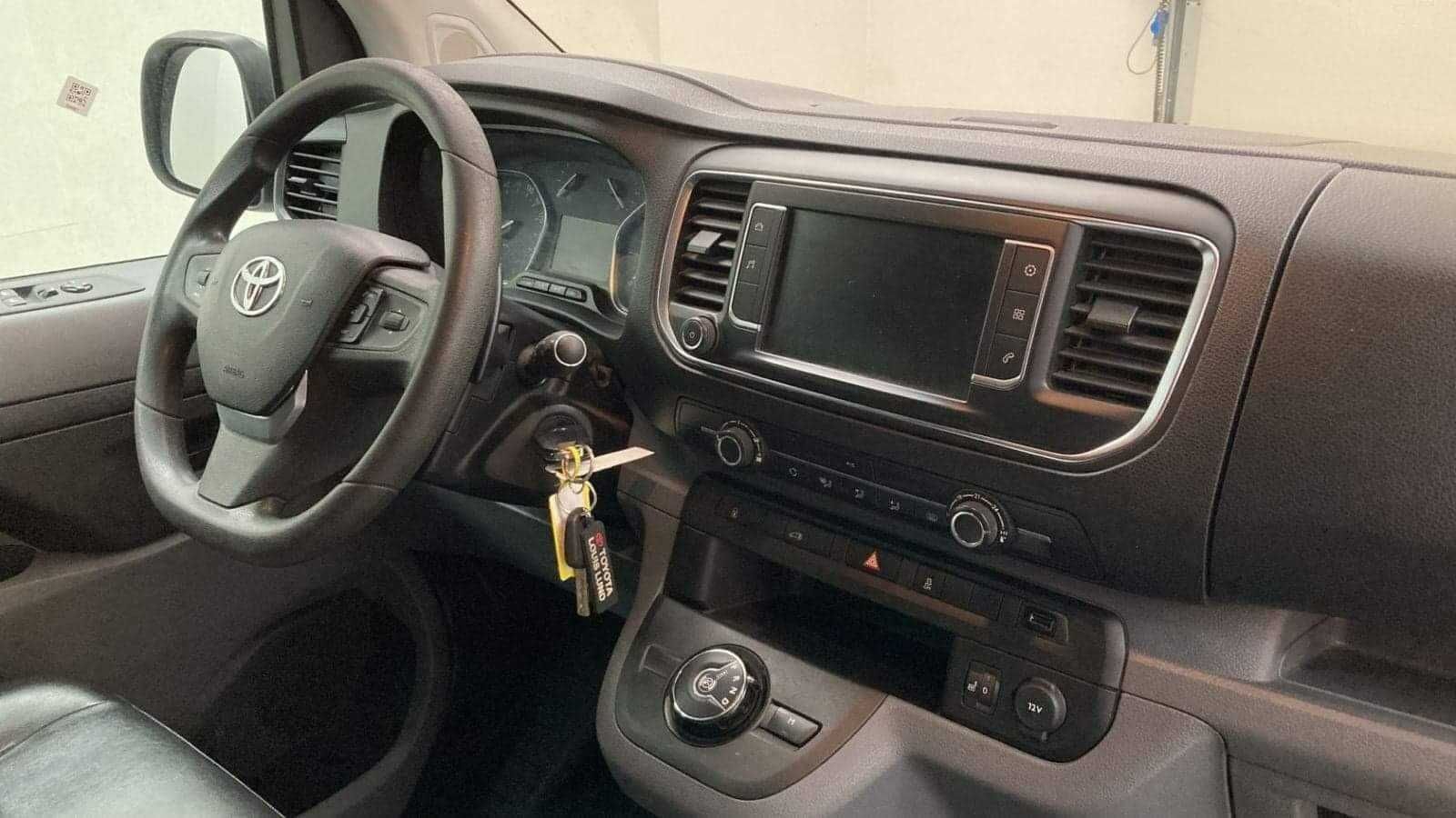 Wynajem lub wypożyczenie auta dostawczego / busa L2H1, automat i hak
