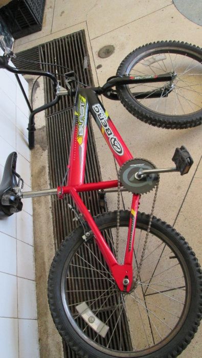 Bicicleta marca Berg roda 20-robusta como nova