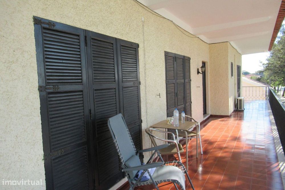 Moradia Isolada Com Comércio E Moradia De R/C.