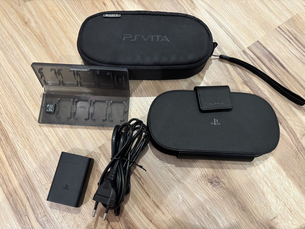 PS Vita Slim PCH2004 orginalny zestaw, 5 gier, etui, 2 karty pamieci