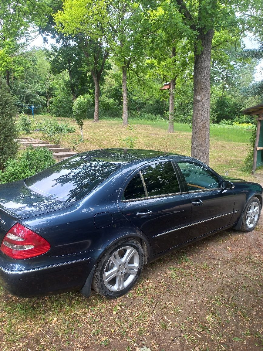 Mercedes-Benz E-Class W211