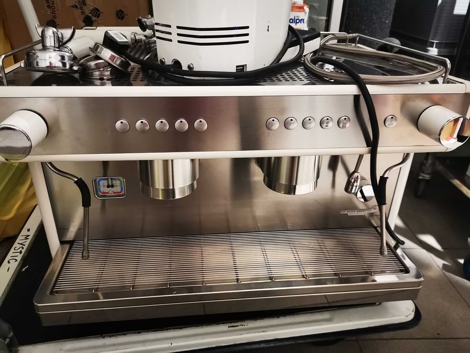 Sprzedam Profesjonalny ekspres do kawy QUALITY ESPRESSO  z młynkiem.